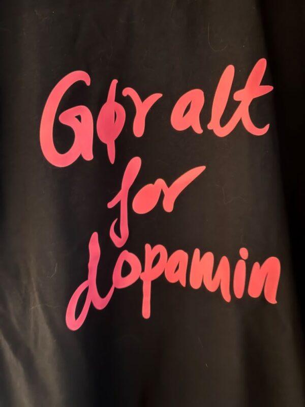 Gør alt for dopamin T-shirt - Image 4