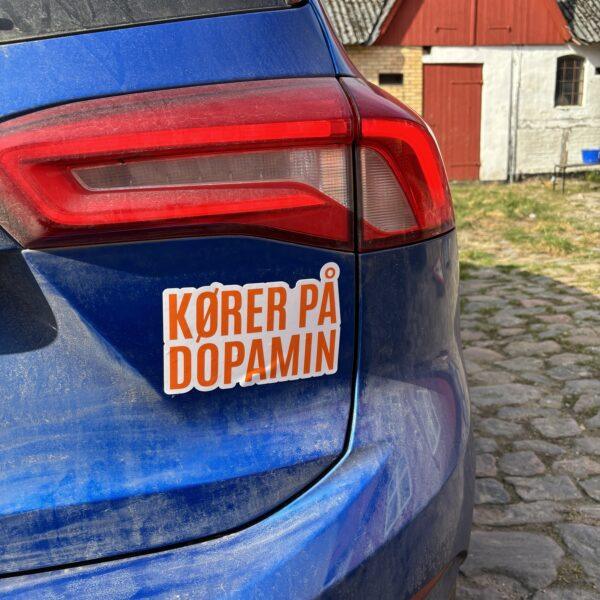 Kører på dopamin – bumper sticker - Image 2