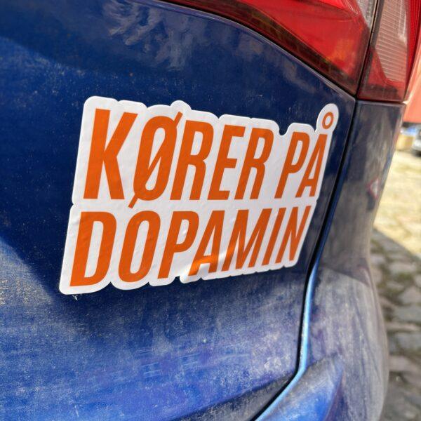 Kører på dopamin – bumper sticker - Image 4